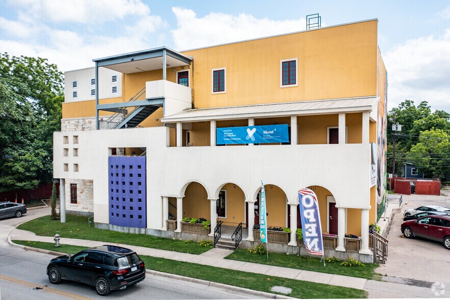 1901 E Cesar Chavez St, Austin, TX à louer - Photo du bâtiment - Image 2 de 21