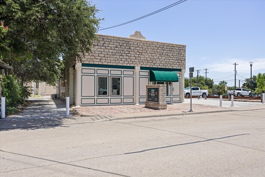 111 S Houston St, Granbury, TX à vendre - Photo du bâtiment - Image 3 de 50
