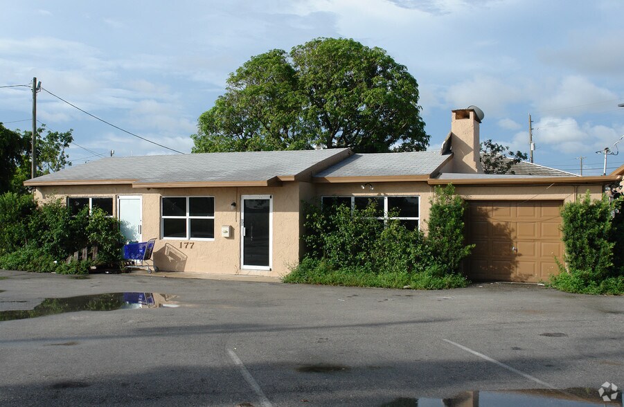 177 Manchester Ln, West Palm Beach, FL à vendre - Photo principale - Image 1 de 1