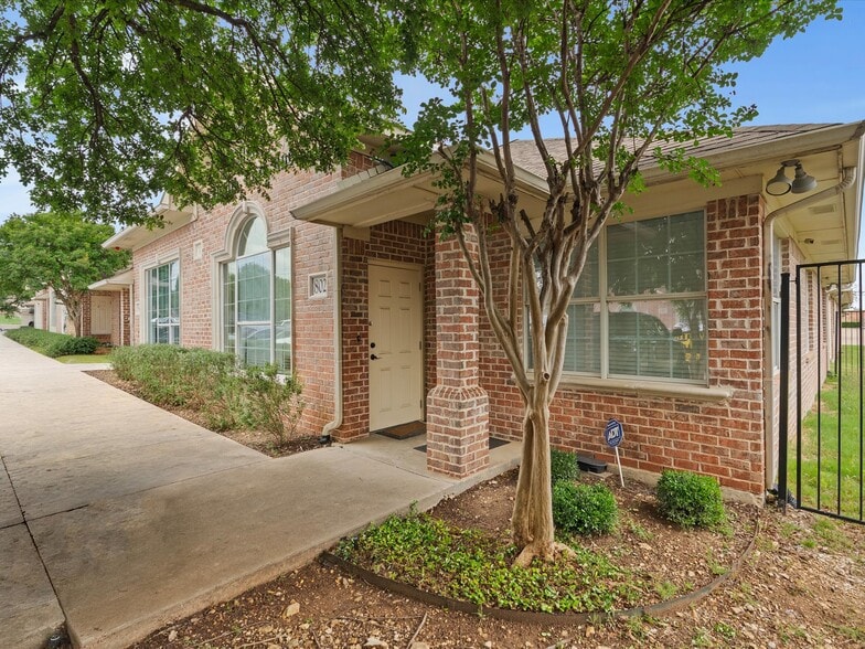 2840 Keller Springs Rd, Carrollton, TX à vendre - Photo du bâtiment - Image 3 de 20