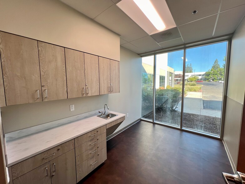 1386 Lead Hill Blvd, Roseville, CA for lease - Interior Photo - Image 2 of 12