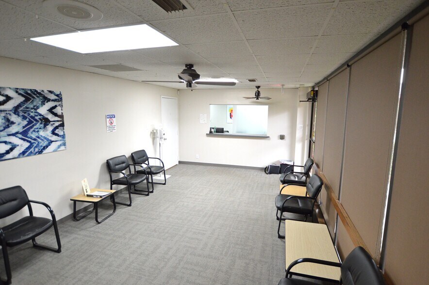 2241 Peggy Ln, Garland, TX à vendre - Photo du bâtiment - Image 3 de 20