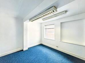 35 Carlton Cres, Southampton for lease Interior Photo- Image 1 of 2