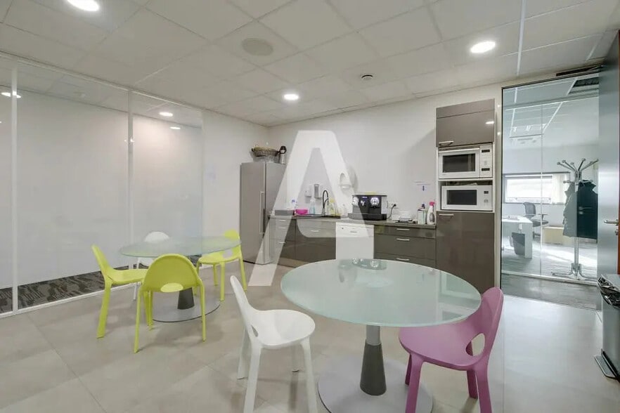 Flex in Ivry-sur-Seine for lease - Interior Photo - Image 1 of 5