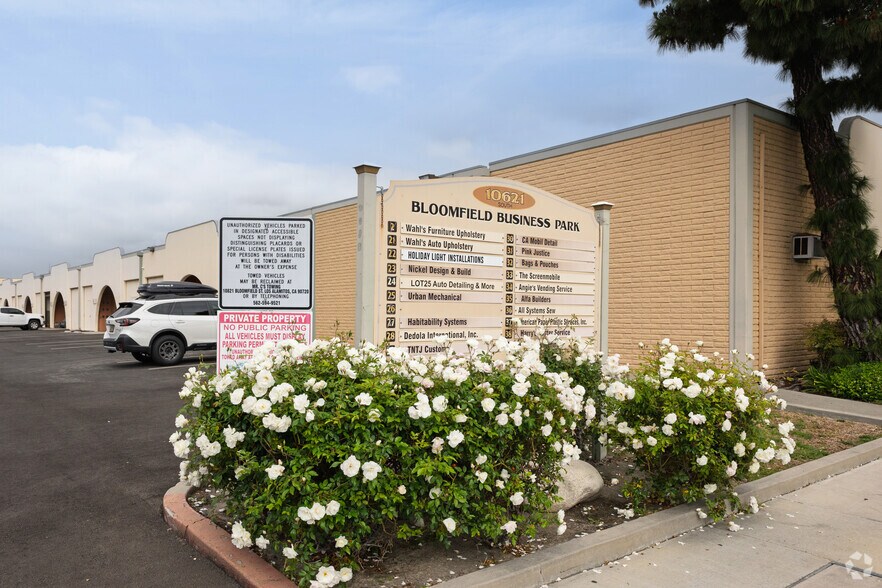 10621 Bloomfield St, Los Alamitos, CA à louer - Photo du bâtiment - Image 2 de 16