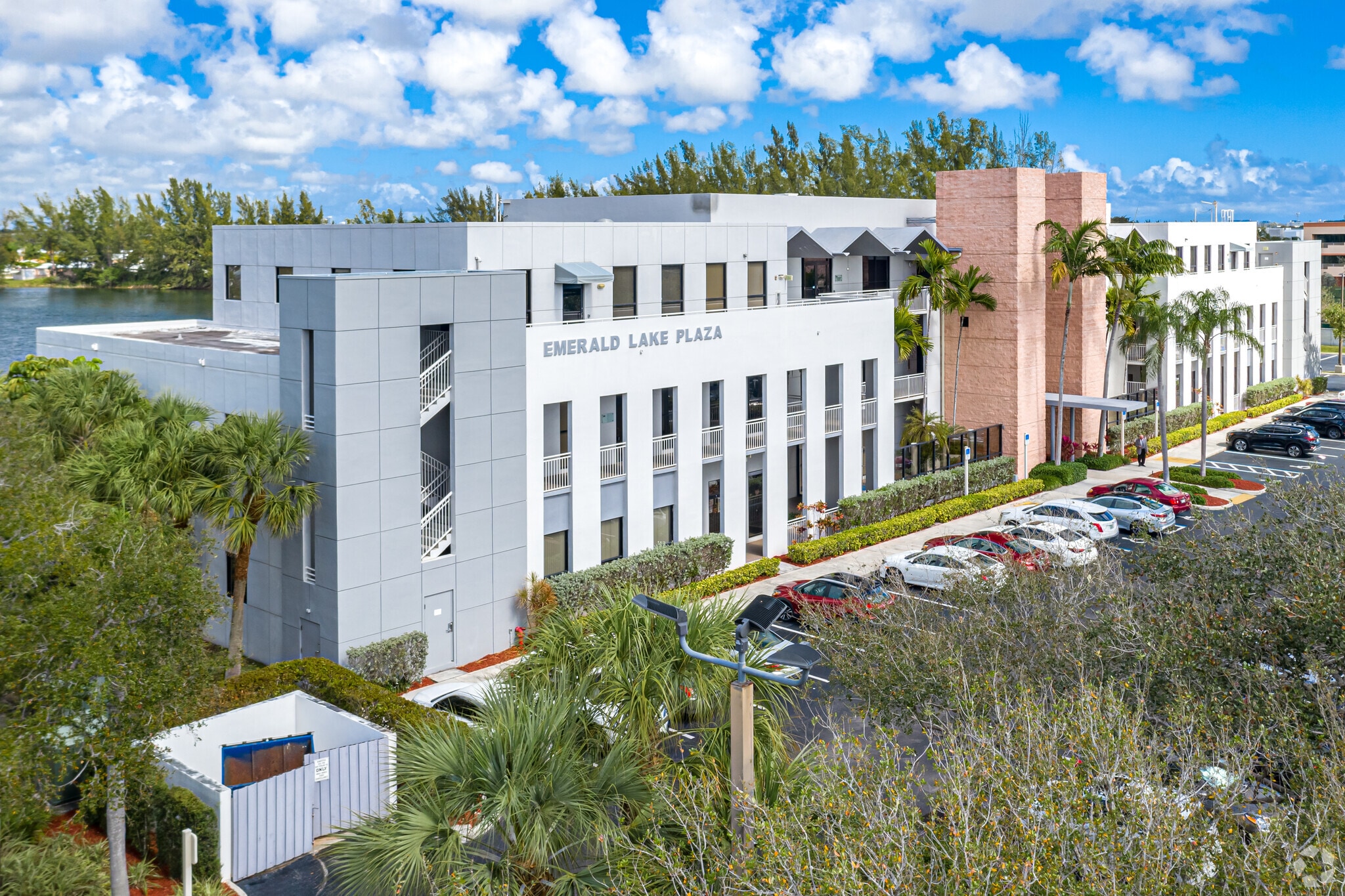 3107 Stirling Rd, Fort Lauderdale, FL à louer Photo principale- Image 1 de 8