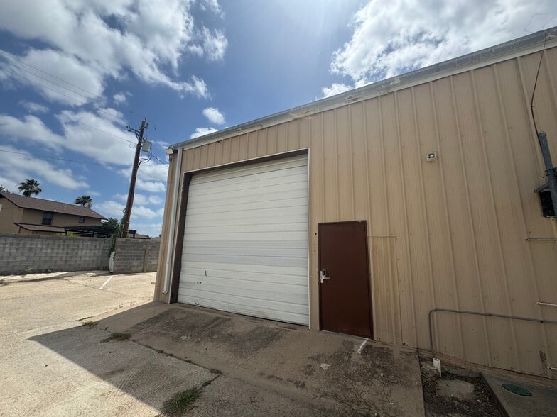 5713 Springfield Ave, Laredo, TX for lease - Primary Photo - Image 1 of 7