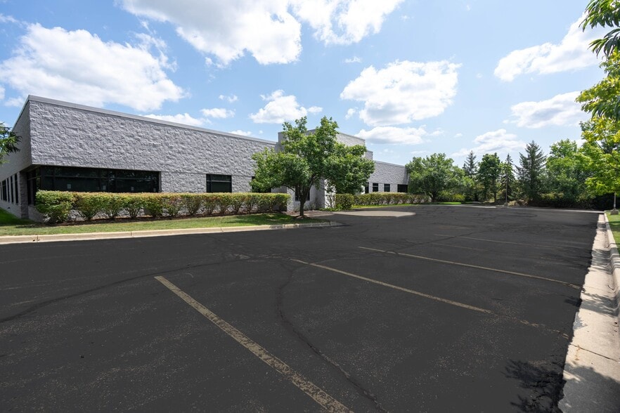 47828 Halyard Dr, Plymouth, MI for lease - Building Photo - Image 2 of 7