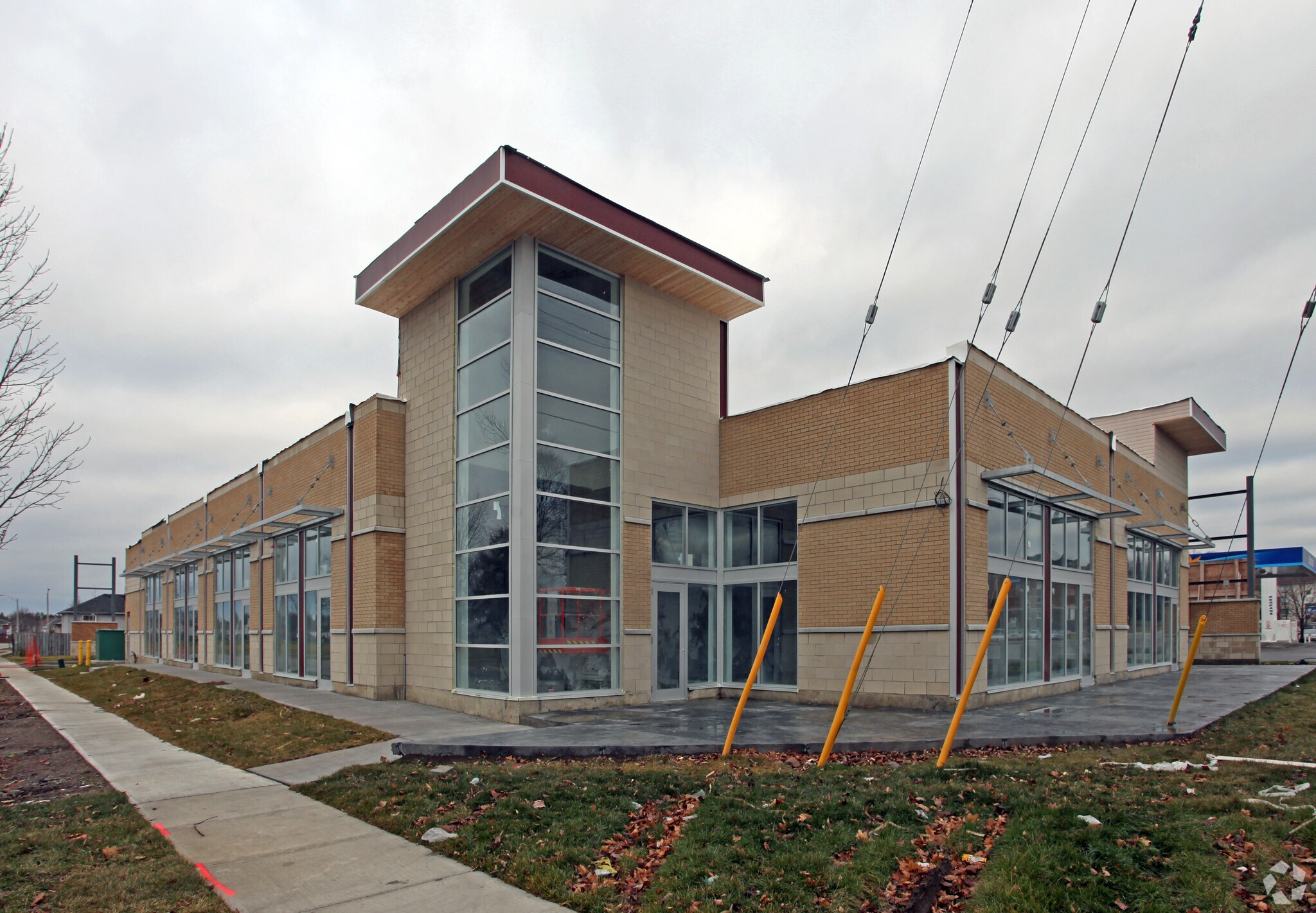 1812-1814 Simcoe St N, Oshawa, ON à louer Photo principale- Image 1 de 5