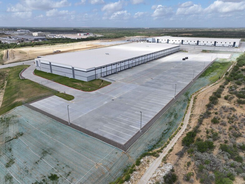 202 Blue Ridge Pkwy, Laredo, TX à louer - Photo du bâtiment - Image 3 de 6