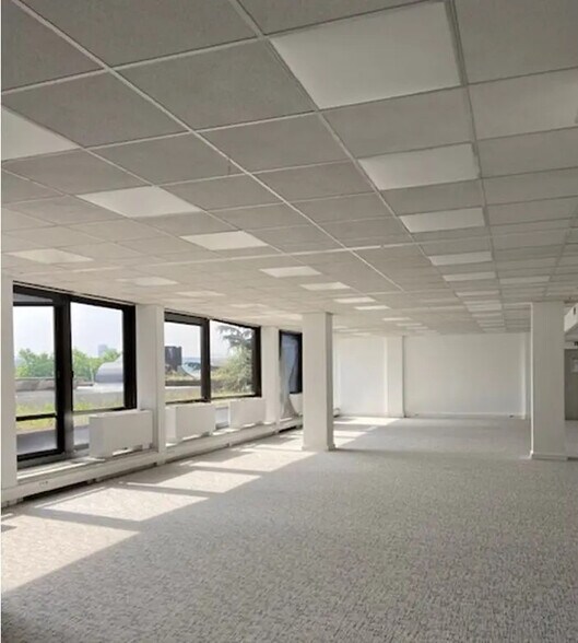 Office in Saint-Cloud for lease - Building Photo - Image 2 of 9