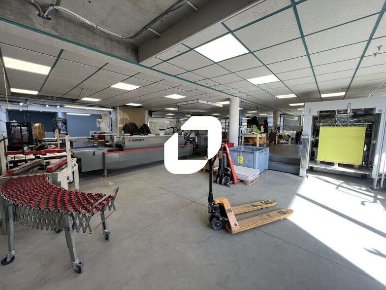 Flex in Tourcoing for lease - Interior Photo - Image 2 of 11
