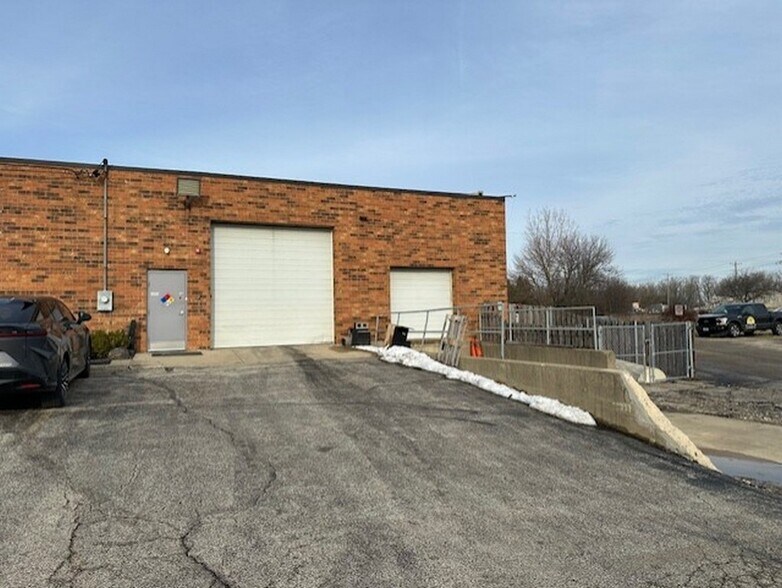 3300 3 Oaks Rd, Cary, IL à louer - Photo du bâtiment - Image 3 de 10