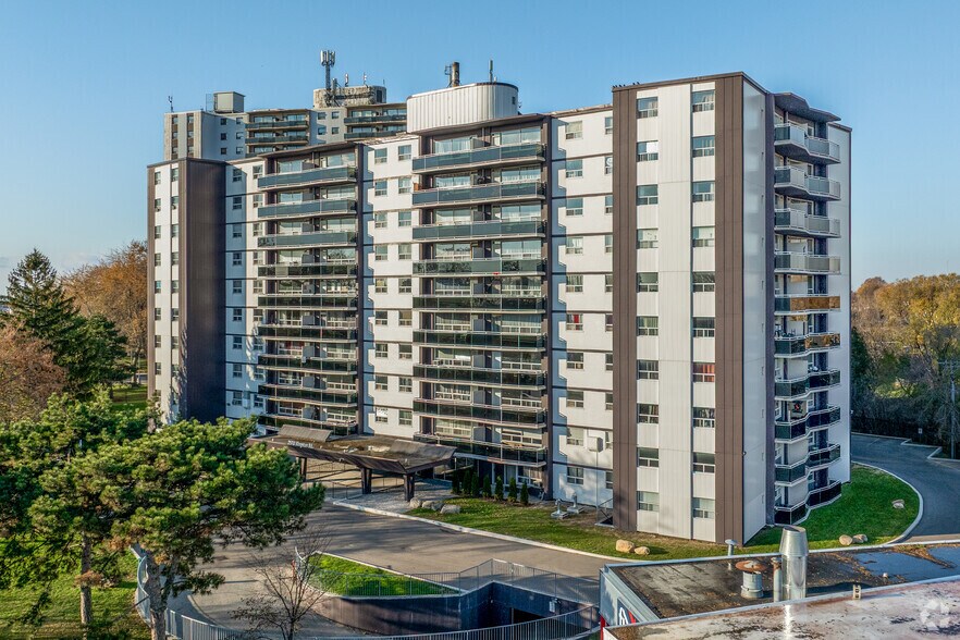 2570 Kingston Rd, Toronto, ON à vendre - Photo principale - Image 1 de 1