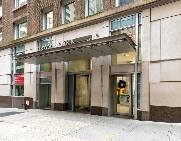 104-110 E 40th St, New York, NY for sale - Building Photo - Image 3 of 26