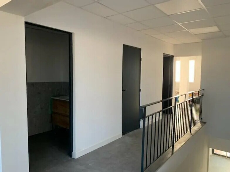 Office in Le Pontet for lease - Interior Photo - Image 2 of 7