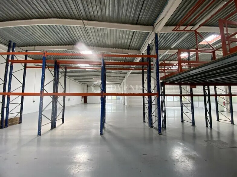 Industrial in Trappes for lease - Interior Photo - Image 2 of 8