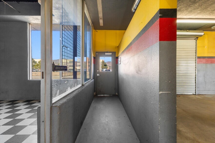 2155 Trinity Dr, Los Alamos, NM à vendre - Photo du bâtiment - Image 2 de 28
