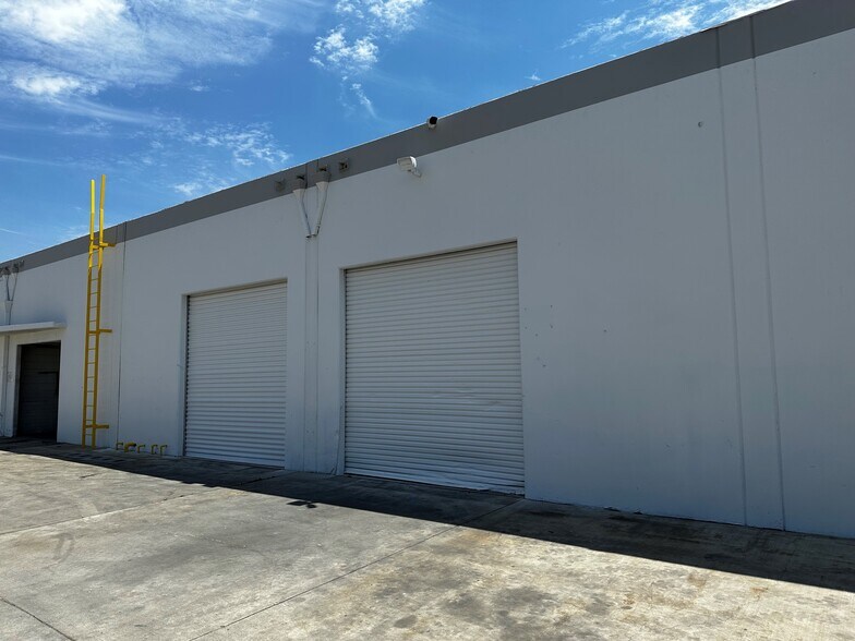 1577-1585 W Roosevelt St, Azusa, CA à louer - Photo du bâtiment - Image 2 de 4