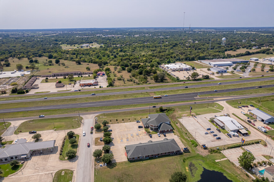 1905 Dove Crossing Ln, Navasota, TX à louer - Photo du bâtiment - Image 3 de 6