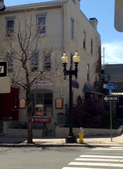 1187 Broad St, Bridgeport, CT à louer - Photo du bâtiment - Image 3 de 22