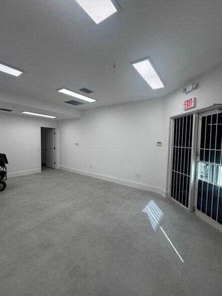 9450 NW 58th St, Miami, FL à louer - Photo du bâtiment - Image 2 de 7