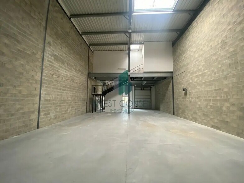 Flex in Cergy for lease - Interior Photo - Image 3 of 8