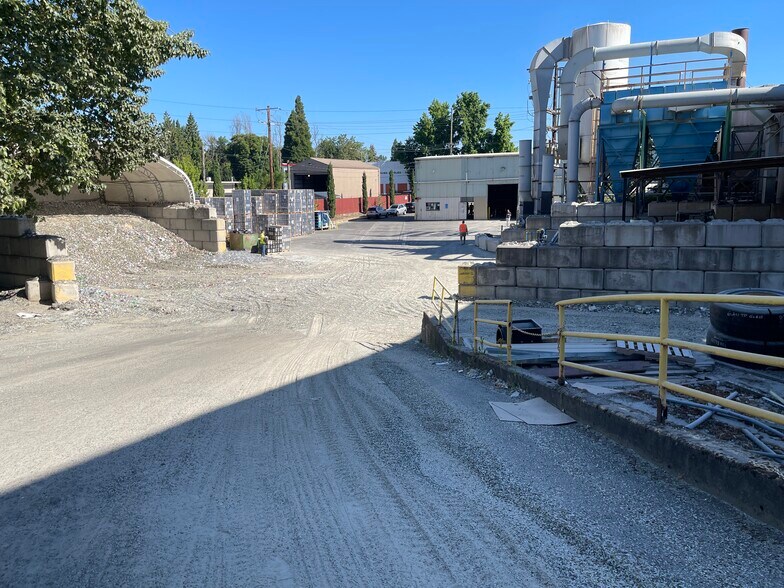 866-900 N Columbia Blvd, Portland, OR for sale - Building Photo - Image 2 of 7