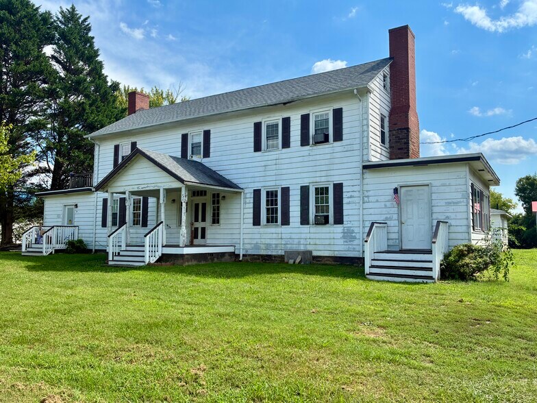1109 W Main St, Yadkinville, NC à vendre - Photo principale - Image 1 de 12
