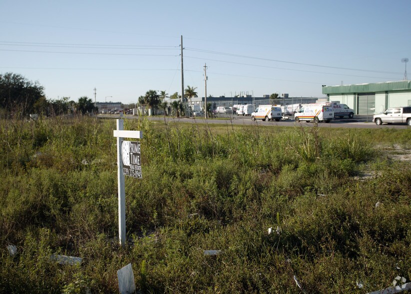 3410 Hanson St, Fort Myers, FL for sale - Building Photo - Image 2 of 7