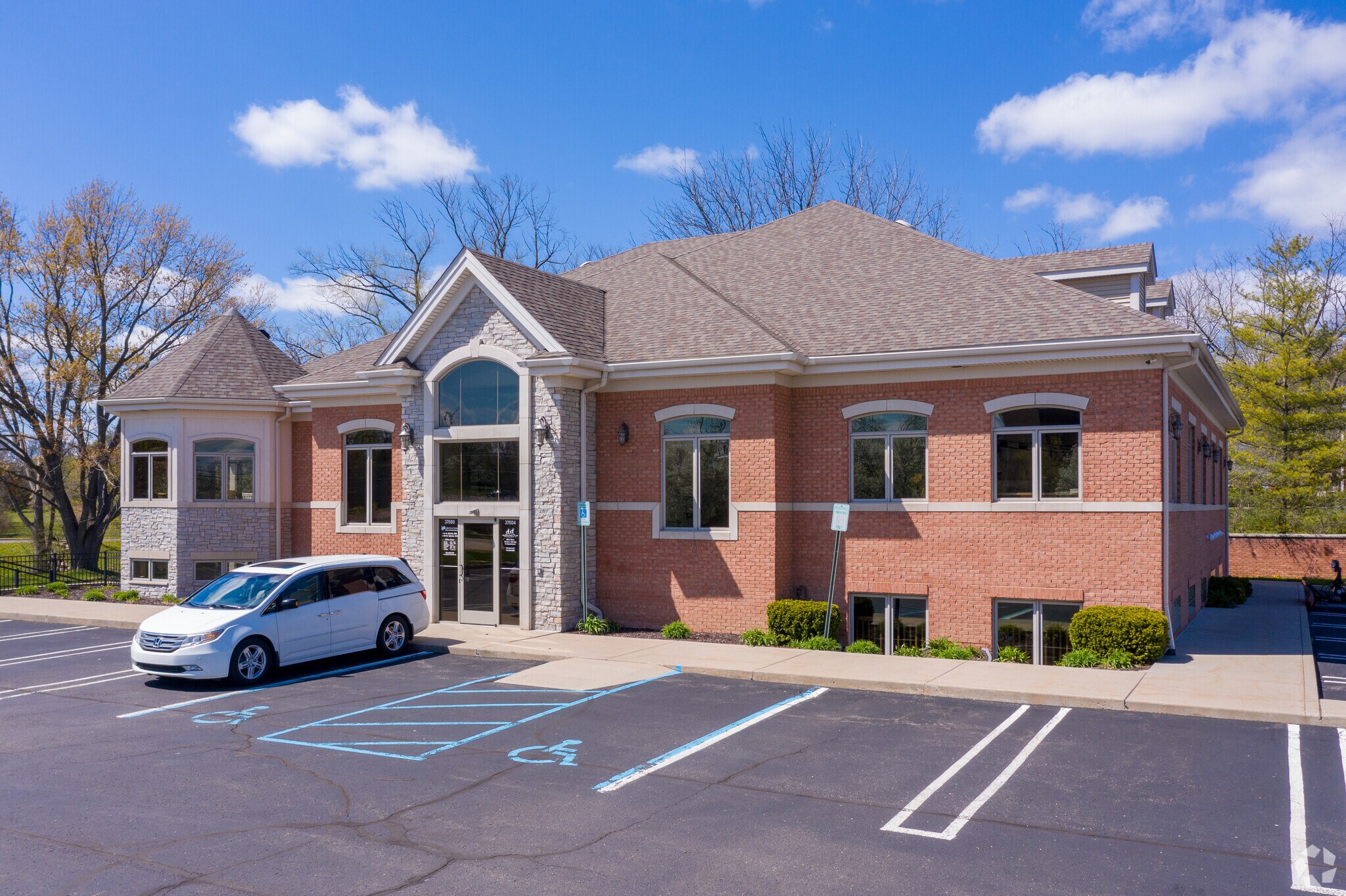 37500 7 Mile Rd, Livonia, MI à louer Photo du bâtiment- Image 1 de 15