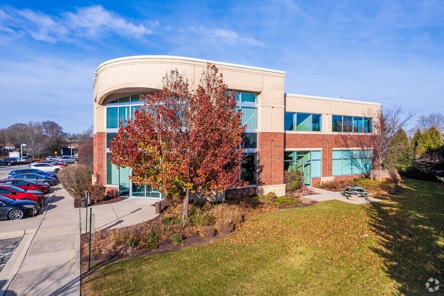 5650 N Green Bay Ave, Glendale, WI à louer - Photo du bâtiment - Image 3 de 5