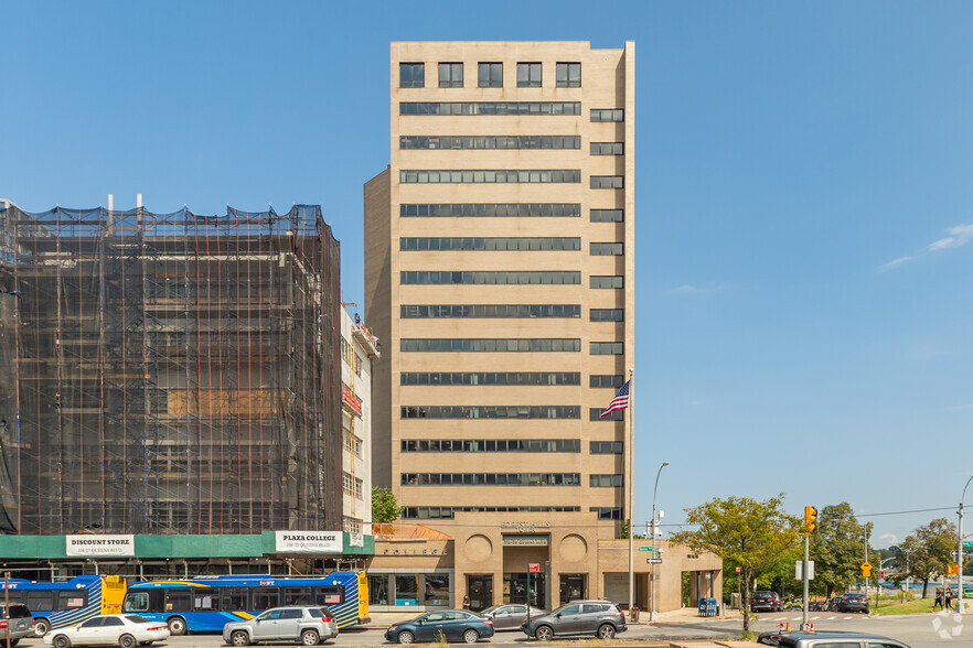 118-35 Queens Blvd, Forest Hills, NY à louer - Photo du bâtiment - Image 3 de 4