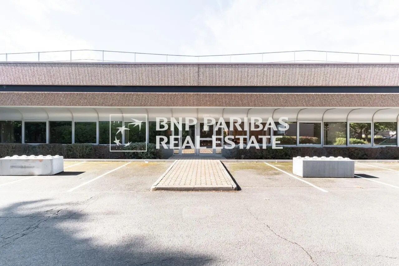 Office in Trappes for lease Building Photo- Image 1 of 37