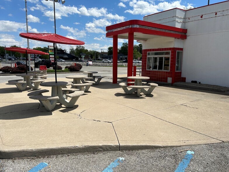 6022 W Jefferson Blvd, Fort Wayne, IN à vendre - Photo du bâtiment - Image 2 de 8