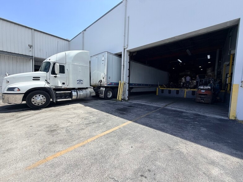 50 NE 179th St, Miami, FL for lease - Building Photo - Image 3 of 44