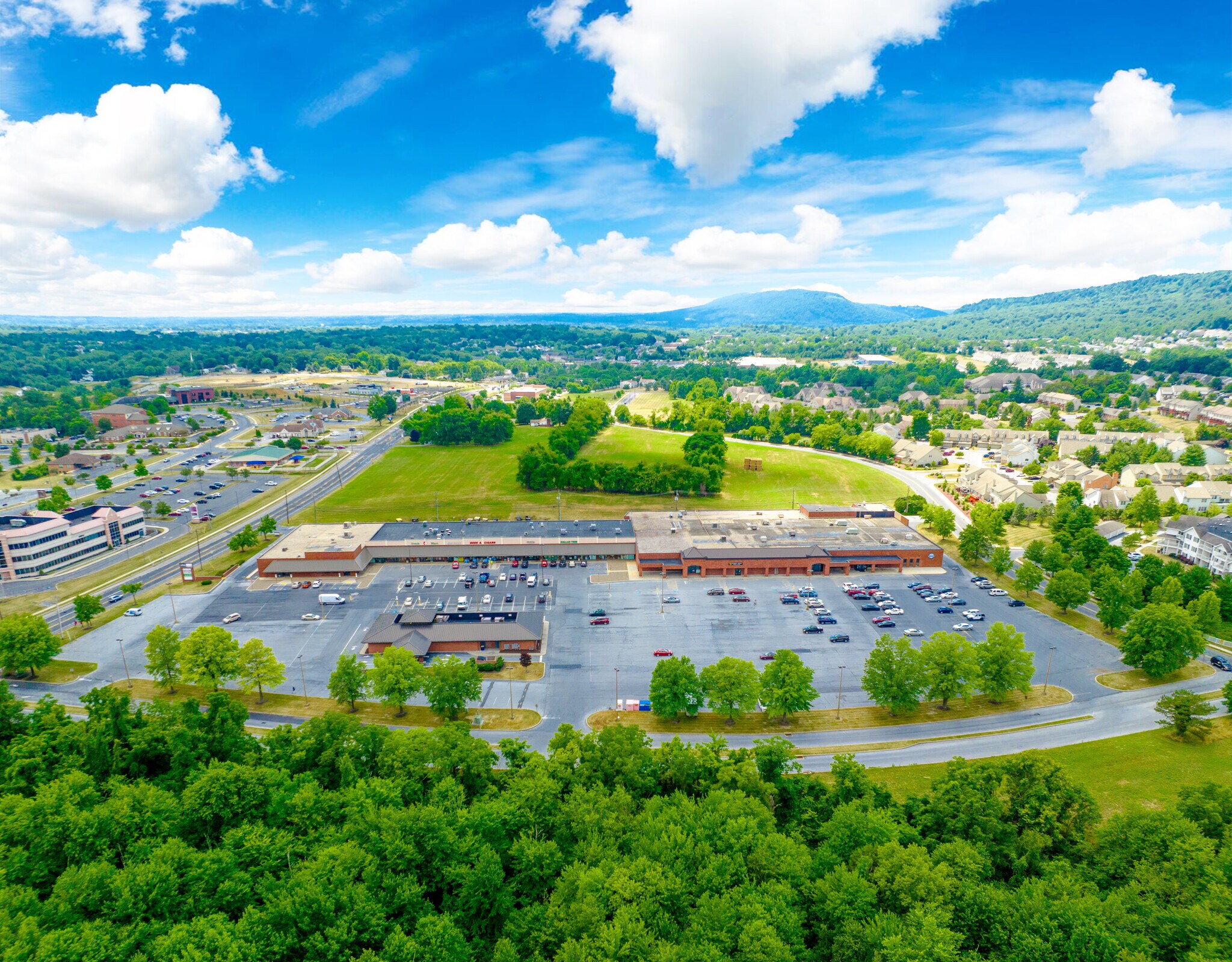 4400-4450 Oakhurst Blvd, Harrisburg, PA for lease Building Photo- Image 1 of 2