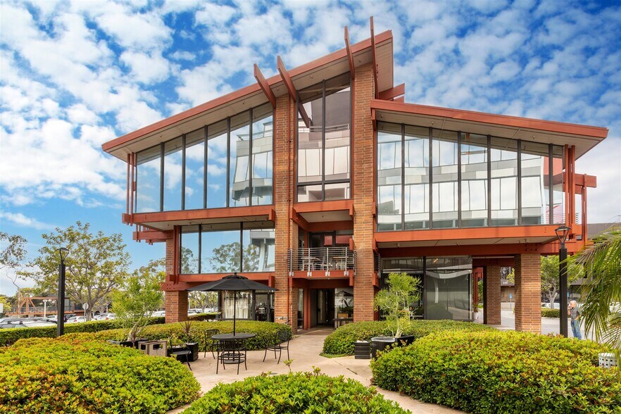 250 Newport Center Dr, Newport Beach, CA à louer - Photo du bâtiment - Image 3 de 6