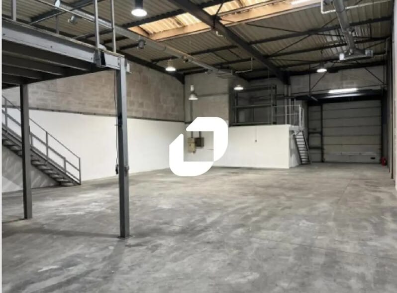 Office in Bondy for lease - Interior Photo - Image 3 of 11