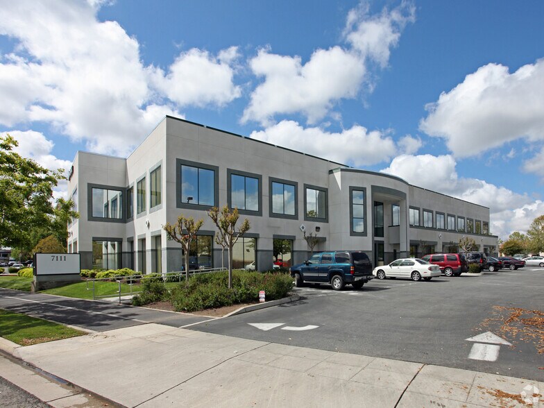 7111 N Fresno St, Fresno, CA à louer - Photo du bâtiment - Image 3 de 22