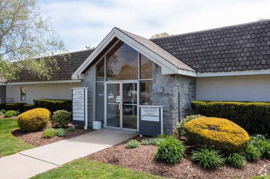 887 Old Country Rd, Riverhead, NY à louer - Photo du bâtiment - Image 3 de 4