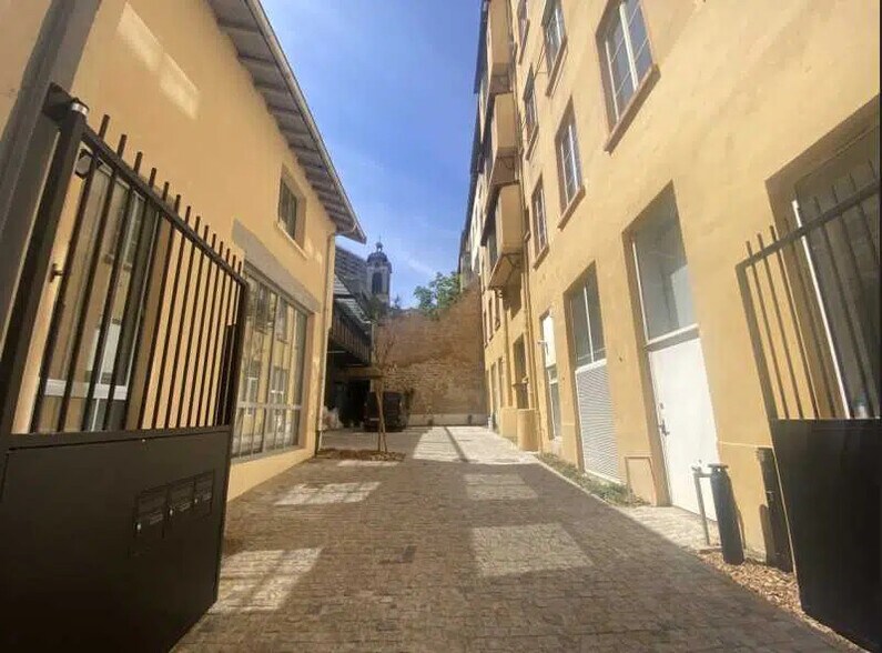 Bureau dans Lyon à vendre - Photo du bâtiment - Image 2 de 16