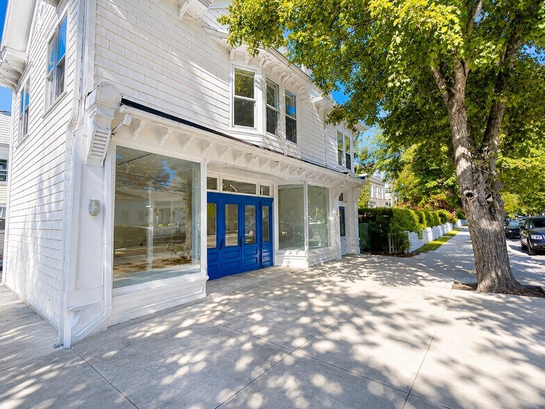290 Main St, Sag Harbor, NY à louer - Photo du bâtiment - Image 2 de 8
