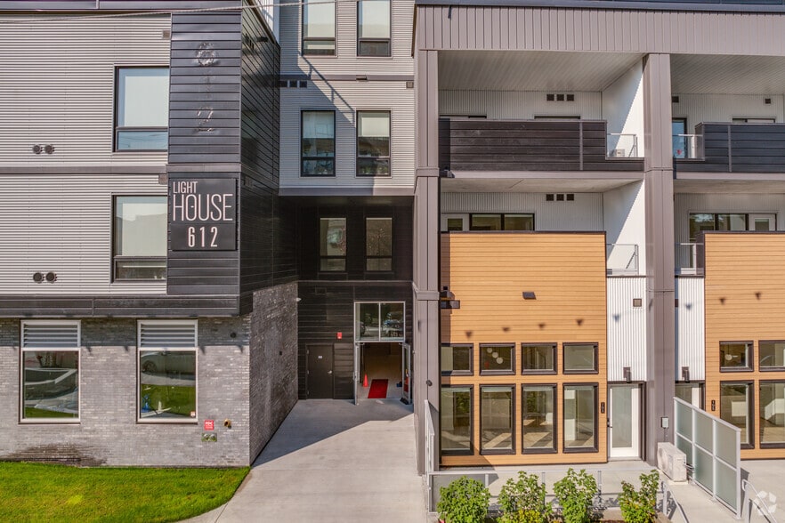 612 Constance Av, Esquimalt, BC à louer - Photo du bâtiment - Image 3 de 34