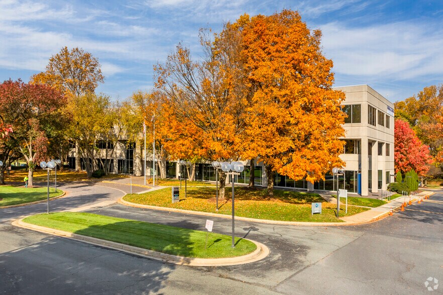 15204 Omega Dr, Rockville, MD à louer - Photo du bâtiment - Image 1 de 8