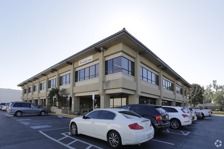 7077 Orangewood Ave, Garden Grove, CA à louer - Photo du bâtiment - Image 2 de 5