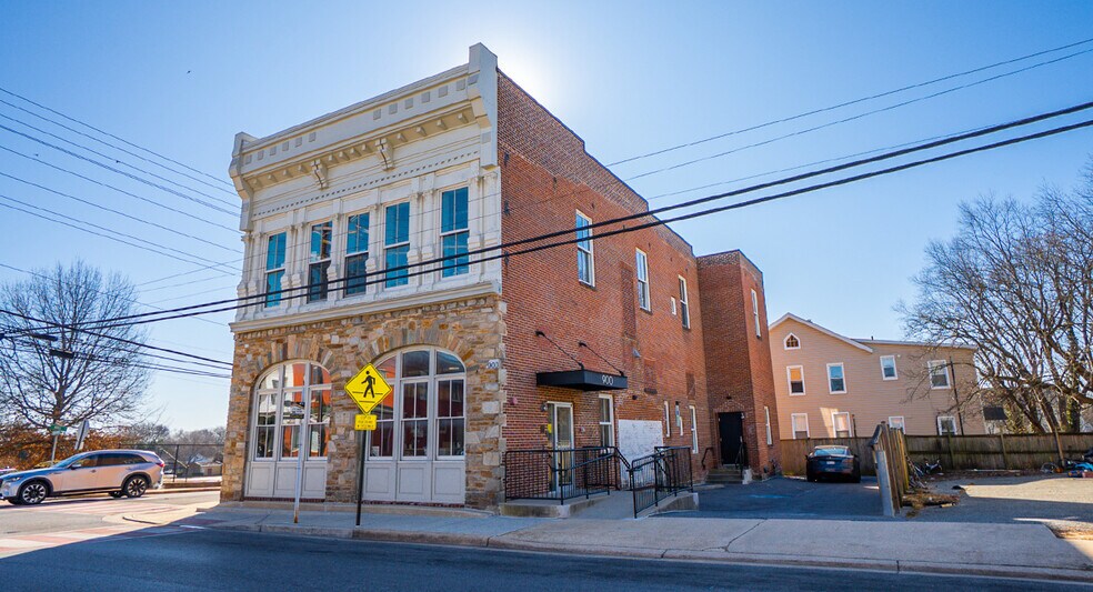 900 Montgomery St, Laurel, MD à vendre - Photo du bâtiment - Image 2 de 6