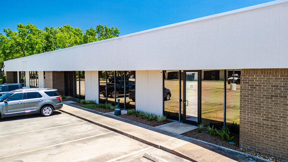17449-17497 Village Green Dr, Houston, TX for lease - Building Photo - Image 2 of 6