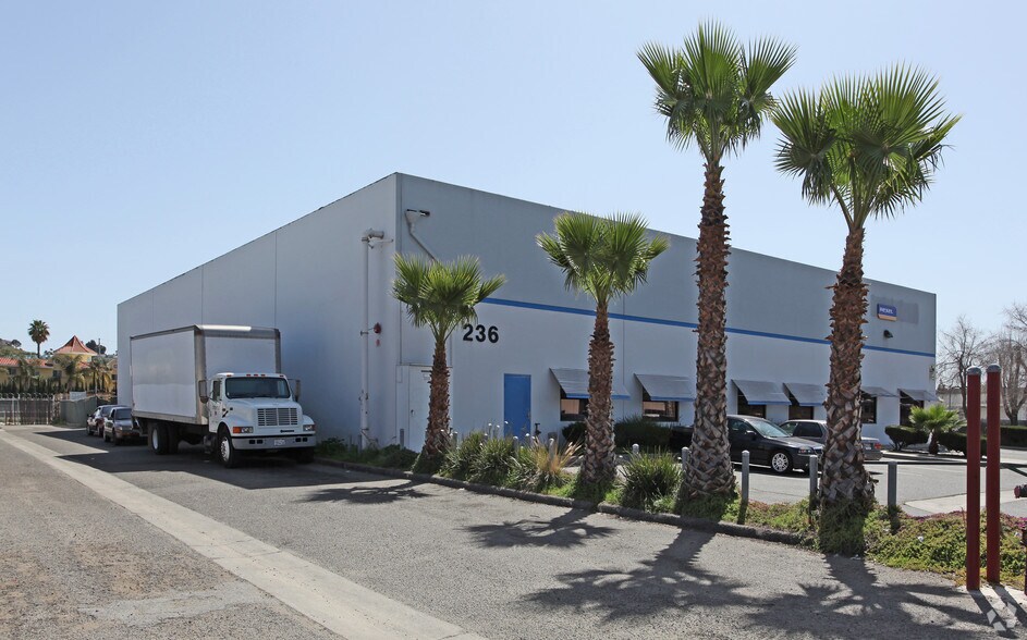 236 N Hale Ave, Escondido, CA à louer - Photo du bâtiment - Image 2 de 4