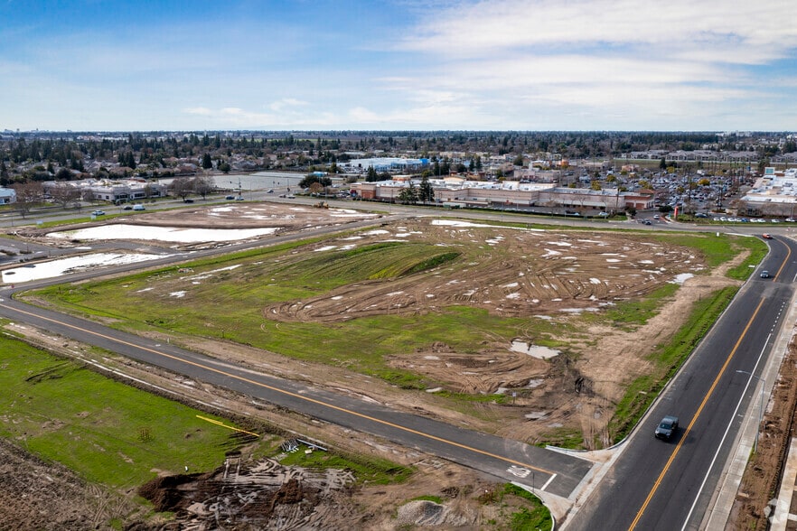 NEC Herndon & Helm Ave, Clovis, CA à vendre - Aérien - Image 2 de 9